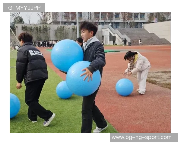 探索足球接地滚球的技巧与战术提升你的球场表现与团队协作能力 探索足球接地滚球的技巧与战术提升你的球场表现与团队协作能力