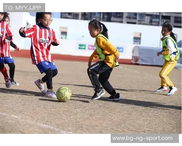 运动会足球绘画展现青春活力与团队精神的完美结合